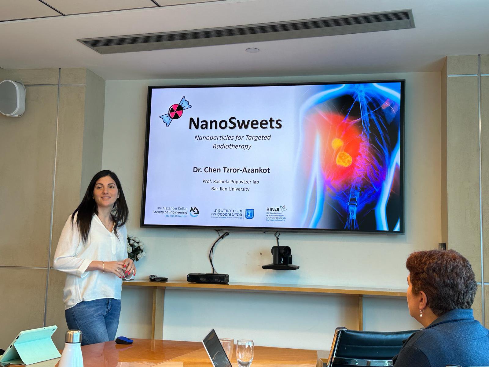 Excellent talk given by our postdoc Dr. Chen Tzror-Azankot, on her research project, Nanosweets: Nanoparticles for Targeted Radiotherapy, at the Ministry of Innovation, Science and Technology!